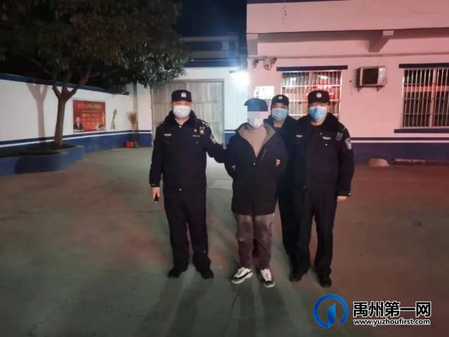 禹州三名男子深夜街头散发“小卡片”被抓 禹州三名男子深夜街头散发“小卡片”被抓