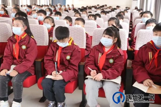 禹州市副市长、市公安局长张永杰在寨子小学讲授思政课 禹州市副市长、市公安局长张永杰在寨子小学讲授思政课