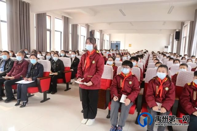 禹州市副市长、市公安局长张永杰在寨子小学讲授思政课 禹州市副市长、市公安局长张永杰在寨子小学讲授思政课