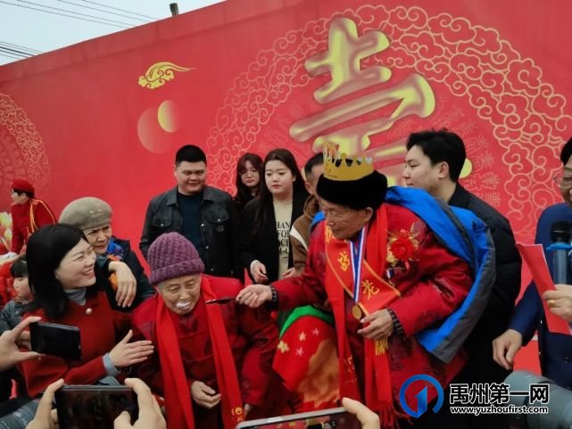 禹州火龙这位100岁退伍老兵的祝寿现场!感动无数禹州人! 禹州火龙这位100岁退伍老兵的祝寿现场!感动无数禹州人!