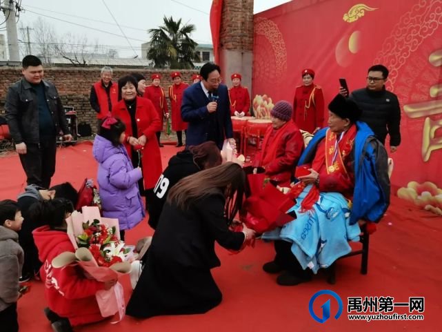 禹州火龙这位100岁退伍老兵的祝寿现场!感动无数禹州人! 禹州火龙这位100岁退伍老兵的祝寿现场!感动无数禹州人!
