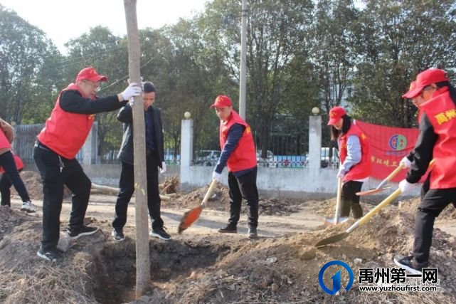 禹州环卫:春日晴方好 植树正当时 禹州环卫:春日晴方好 植树正当时