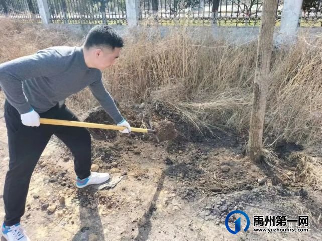 禹州环卫:春日晴方好 植树正当时 禹州环卫:春日晴方好 植树正当时