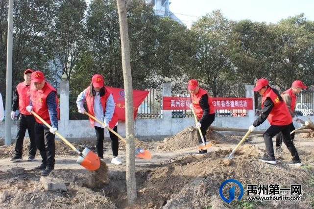 禹州环卫:春日晴方好 植树正当时 禹州环卫:春日晴方好 植树正当时