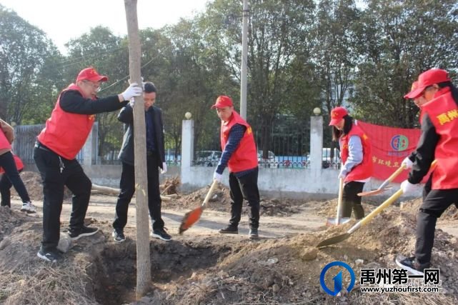 禹州环卫:春日晴方好 植树正当时 禹州环卫:春日晴方好 植树正当时