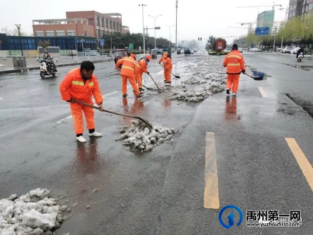 禹州环卫:昼夜作战不停歇 全力清除“桃花雪” 禹州环卫:昼夜作战不停歇 全力清除“桃花雪”