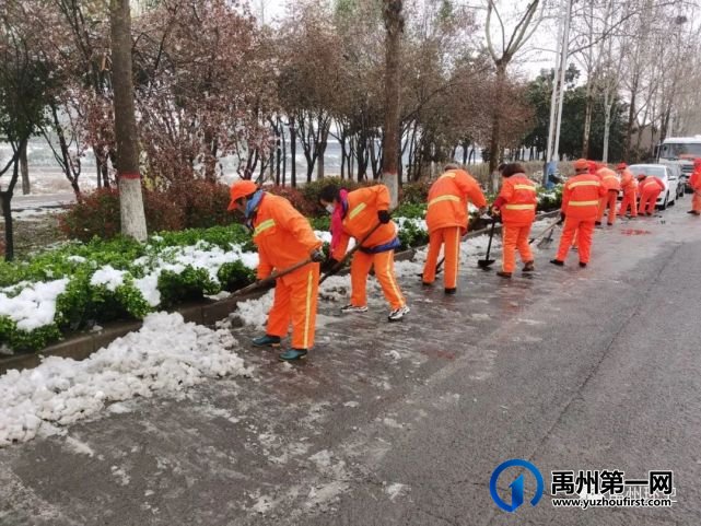禹州环卫:昼夜作战不停歇 全力清除“桃花雪” 禹州环卫:昼夜作战不停歇 全力清除“桃花雪”