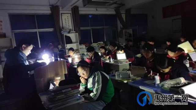 禹州市各学校雪天护学纪实 禹州市各学校雪天护学纪实