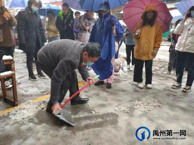 禹州市各学校雪天护学纪实 禹州市各学校雪天护学纪实