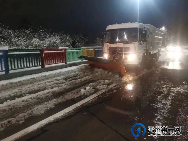 禹州环卫昼夜作战不停歇 全力清除“桃花雪” 禹州环卫昼夜作战不停歇 全力清除“桃花雪”