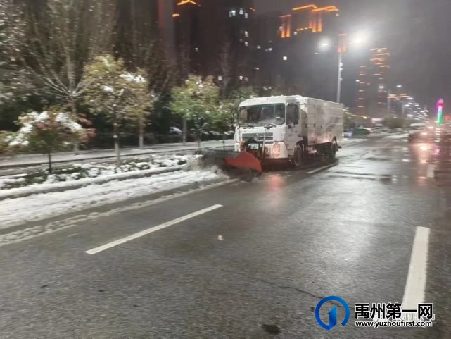 禹州环卫昼夜作战不停歇 全力清除“桃花雪” 禹州环卫昼夜作战不停歇 全力清除“桃花雪”