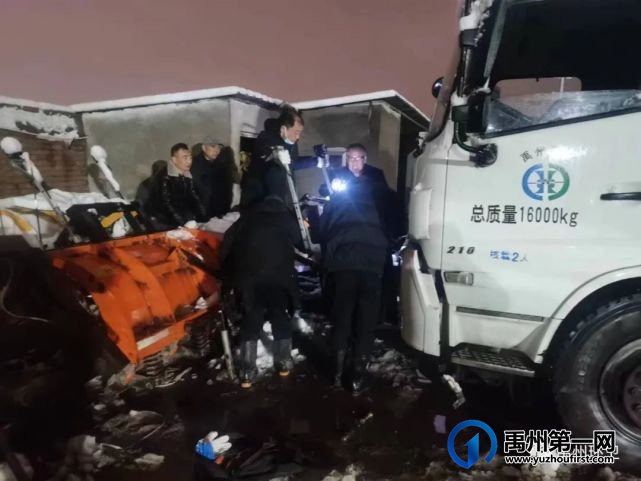 禹州环卫昼夜作战不停歇 全力清除“桃花雪” 禹州环卫昼夜作战不停歇 全力清除“桃花雪”