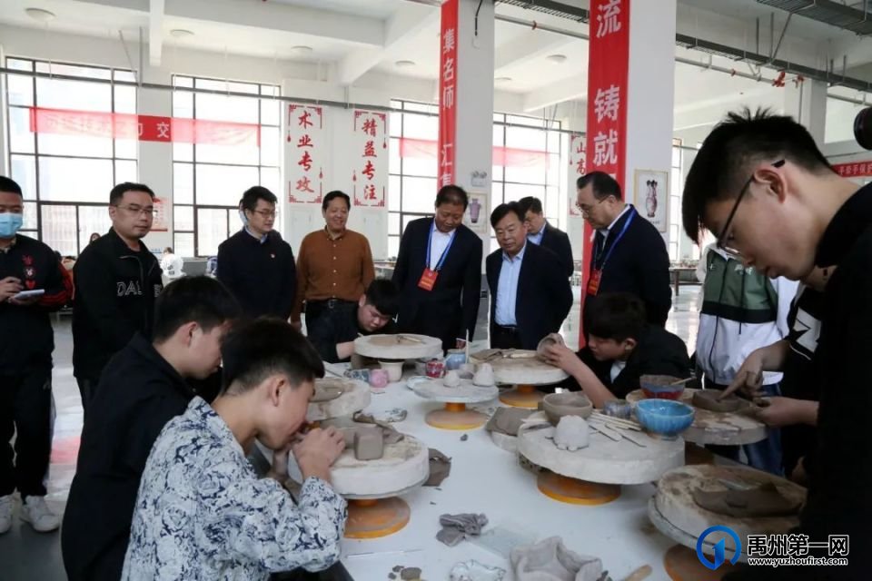 许昌市政协调研组莅临禹州市中等专业学校开展调研活动 许昌市政协调研组莅临禹州市中等专业学校开展调研活动