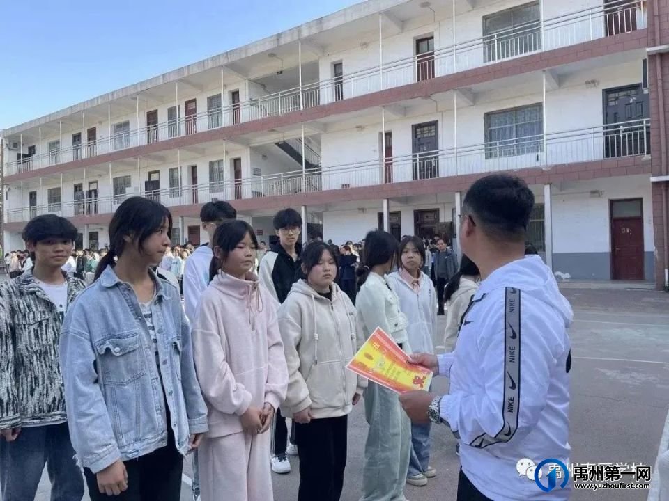禹州南区学校举行“卫生习惯伴我行”主题升旗仪式 禹州南区学校举行“卫生习惯伴我行”主题升旗仪式