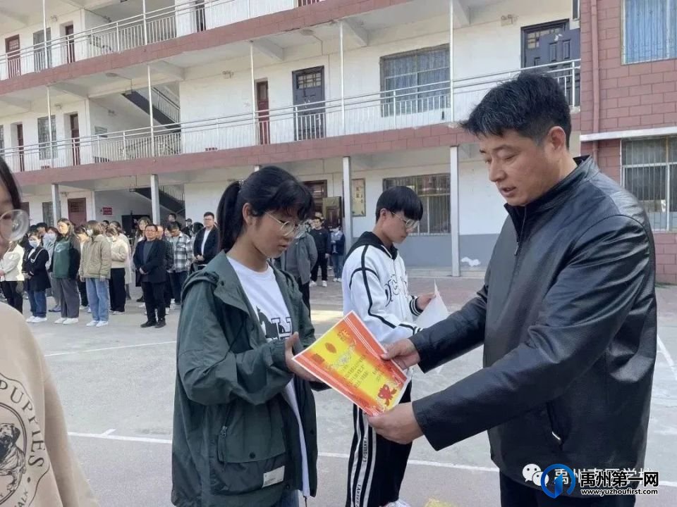 禹州南区学校举行“卫生习惯伴我行”主题升旗仪式 禹州南区学校举行“卫生习惯伴我行”主题升旗仪式
