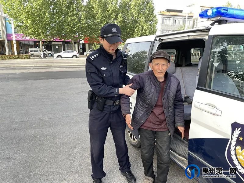 禹州市区一路口,一老人爬行找家,民警迅速前往...... 禹州市区一路口,一老人爬行找家,民警迅速前往......