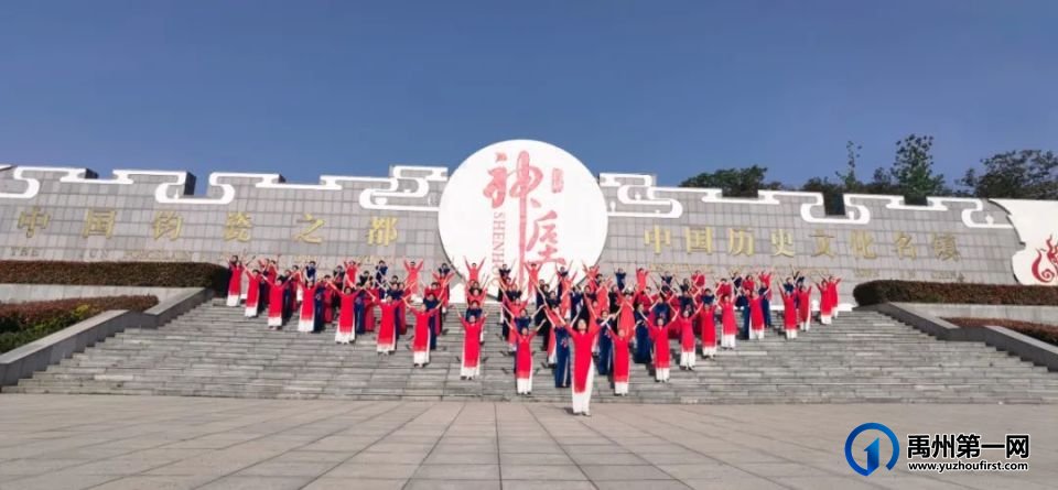 “春风十万里”百人模特秀亮相神垕 “春风十万里”百人模特秀亮相神垕