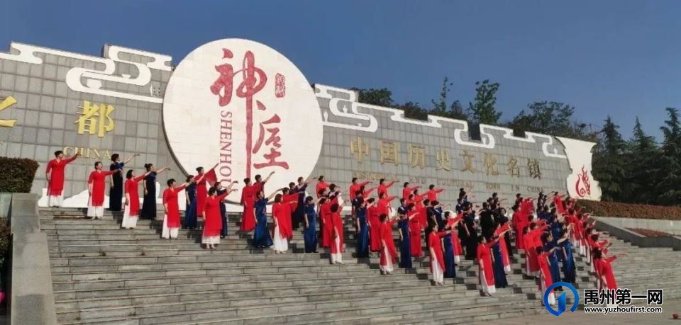“春风十万里”百人模特秀亮相神垕 “春风十万里”百人模特秀亮相神垕