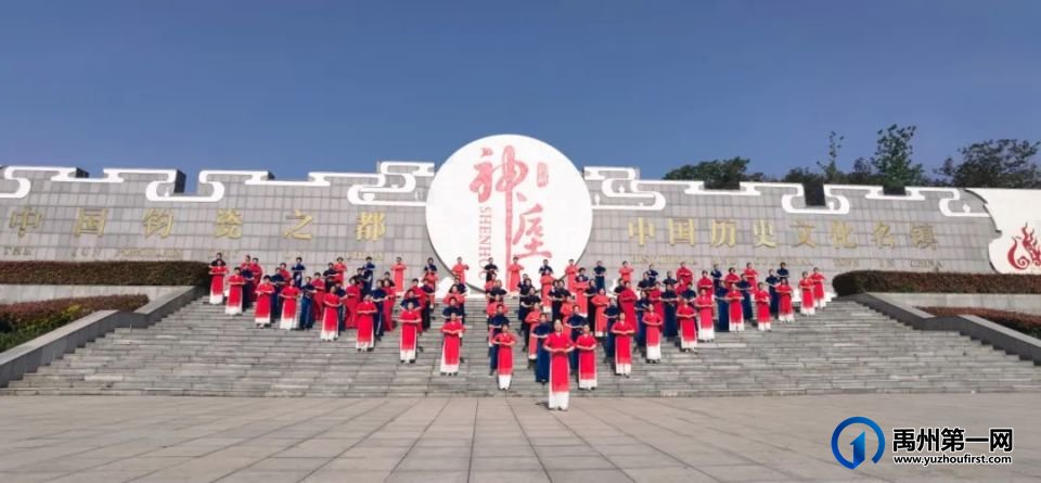 “春风十万里”百人模特秀亮相神垕 “春风十万里”百人模特秀亮相神垕