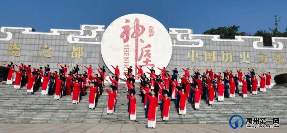 “春风十万里”百人模特秀亮相神垕 “春风十万里”百人模特秀亮相神垕