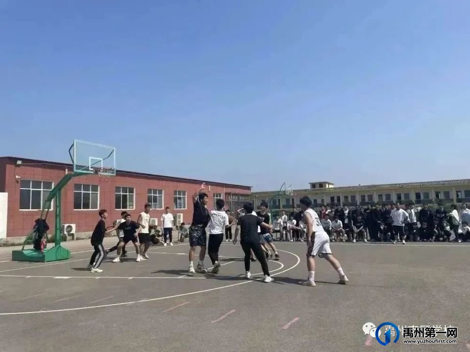 禹州南区学校举办迎五四篮球比赛! 禹州南区学校举办迎五四篮球比赛!
