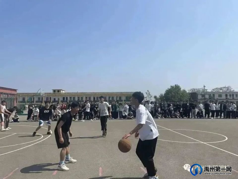 禹州南区学校举办迎五四篮球比赛! 禹州南区学校举办迎五四篮球比赛!