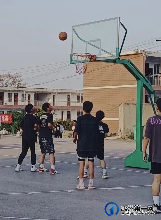 禹州南区学校举办迎五四篮球比赛! 禹州南区学校举办迎五四篮球比赛!