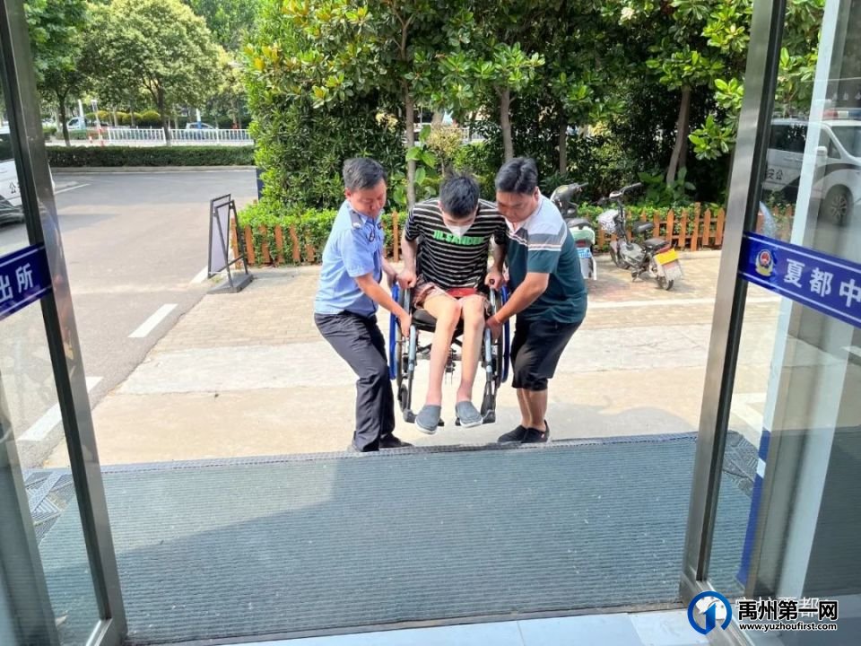 禹州一办事群众被民警“抬进”户籍室 禹州一办事群众被民警“抬进”户籍室
