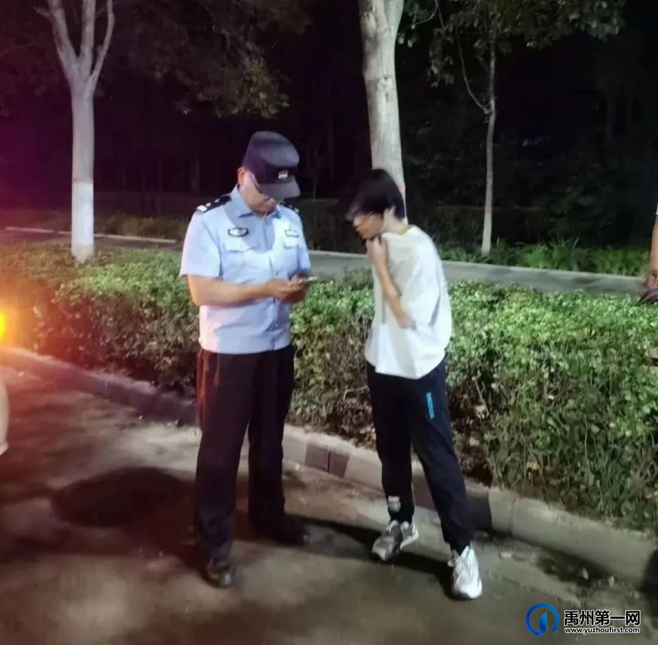 黑夜中,禹州一男孩“狂追”警车,结果暖了...... 黑夜中,禹州一男孩“狂追”警车,结果暖了......