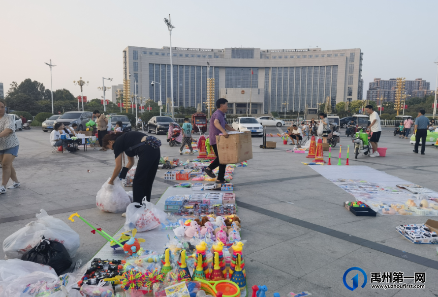 禹州:夜市摊摆到了市政府门前 禹州:夜市摊摆到了市政府门前