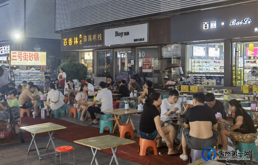 禹州:夜市摊摆到了市政府门前 禹州:夜市摊摆到了市政府门前