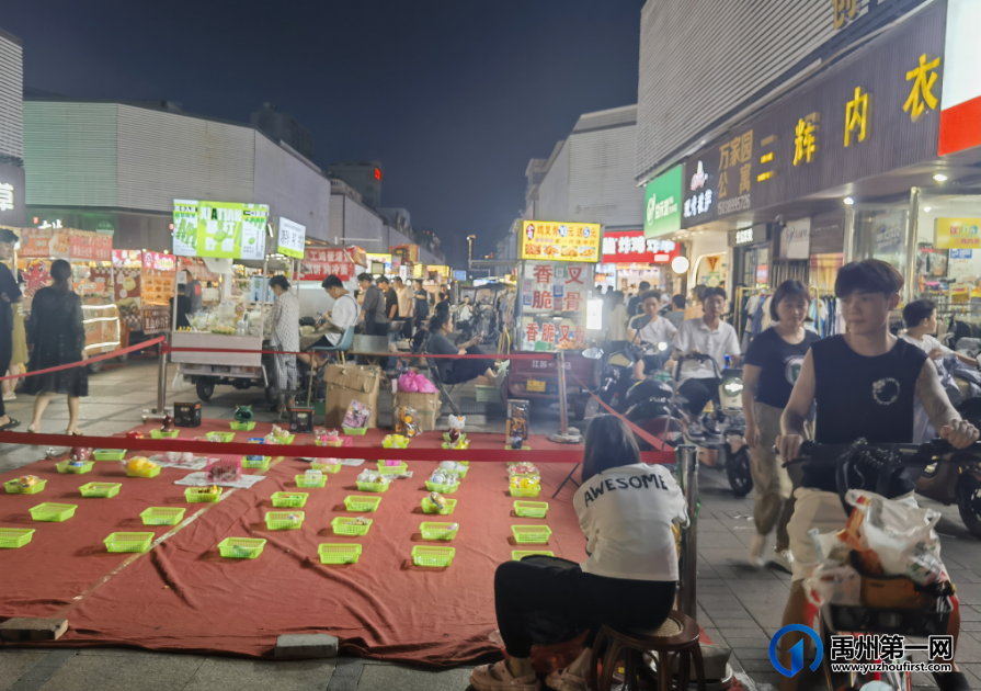 禹州:夜市摊摆到了市政府门前 禹州:夜市摊摆到了市政府门前