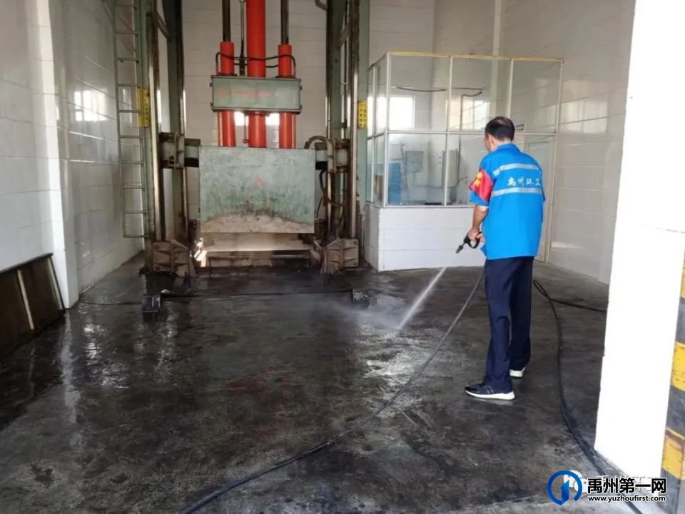 禹州环卫:国庆中秋我在岗,我为城市做贡献! 禹州环卫:国庆中秋我在岗,我为城市做贡献!