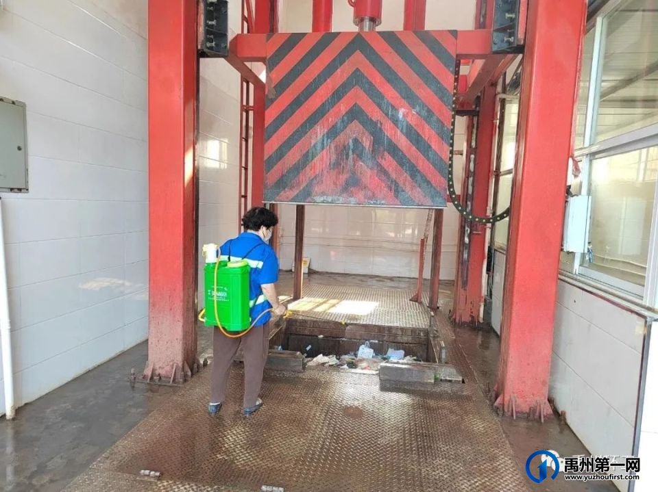 禹州环卫:国庆中秋我在岗,我为城市做贡献! 禹州环卫:国庆中秋我在岗,我为城市做贡献!