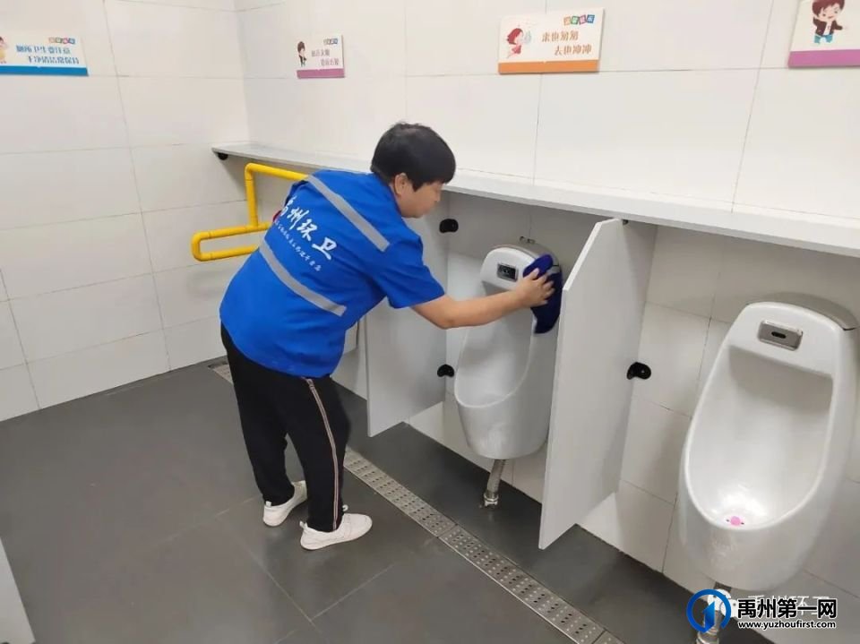 禹州环卫:国庆中秋我在岗,我为城市做贡献! 禹州环卫:国庆中秋我在岗,我为城市做贡献!