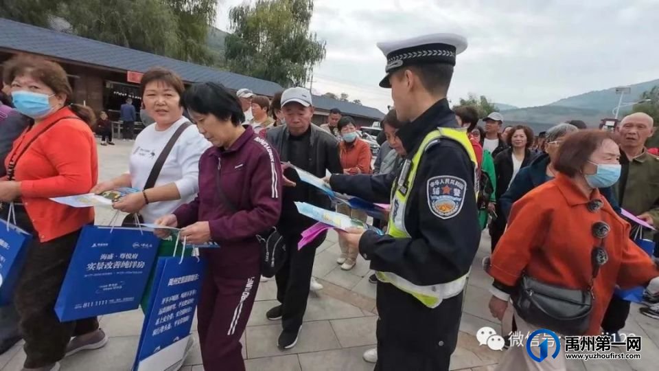 “美丽乡村行”交通安全巡回宣讲活动(鸠山站)精彩纷呈、警民同欢 “美丽乡村行”交通安全巡回宣讲活动(鸠山站)精彩纷呈、警民同欢