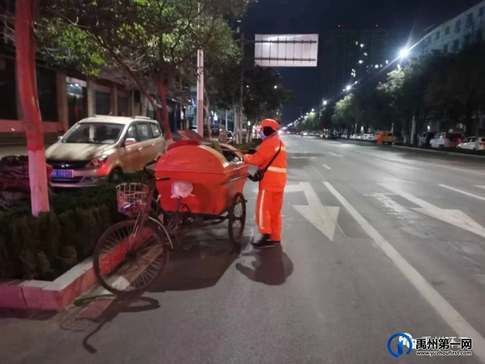 禹州环卫:灯光下的环卫工 禹州环卫:灯光下的环卫工