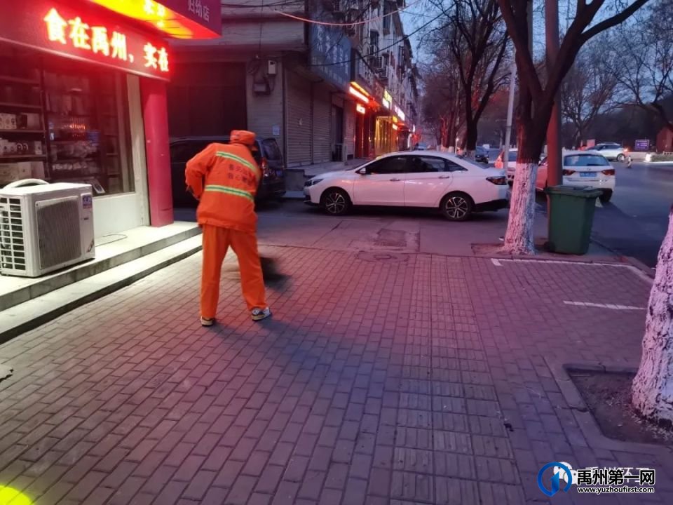 禹州环卫:灯光下的环卫工 禹州环卫:灯光下的环卫工