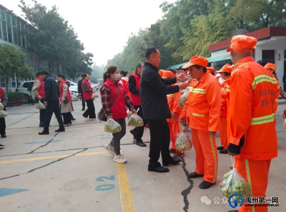 禹州环卫：企业捐赠葡萄 情暖环卫职工