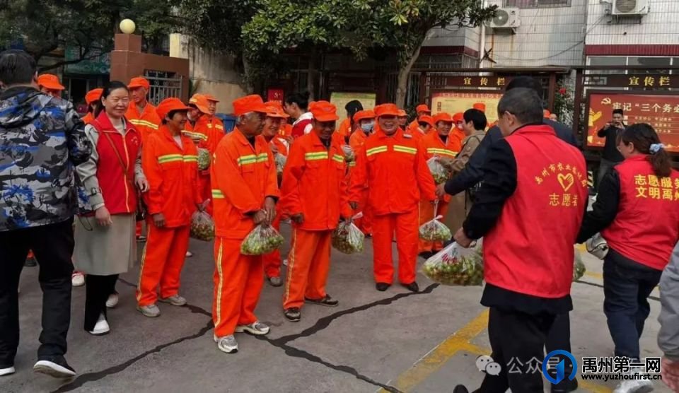 禹州环卫：企业捐赠葡萄 情暖环卫职工