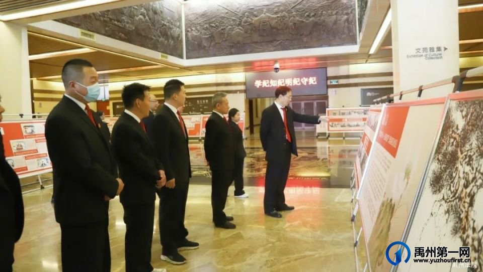 禹州市法院组织参观党纪教育画展