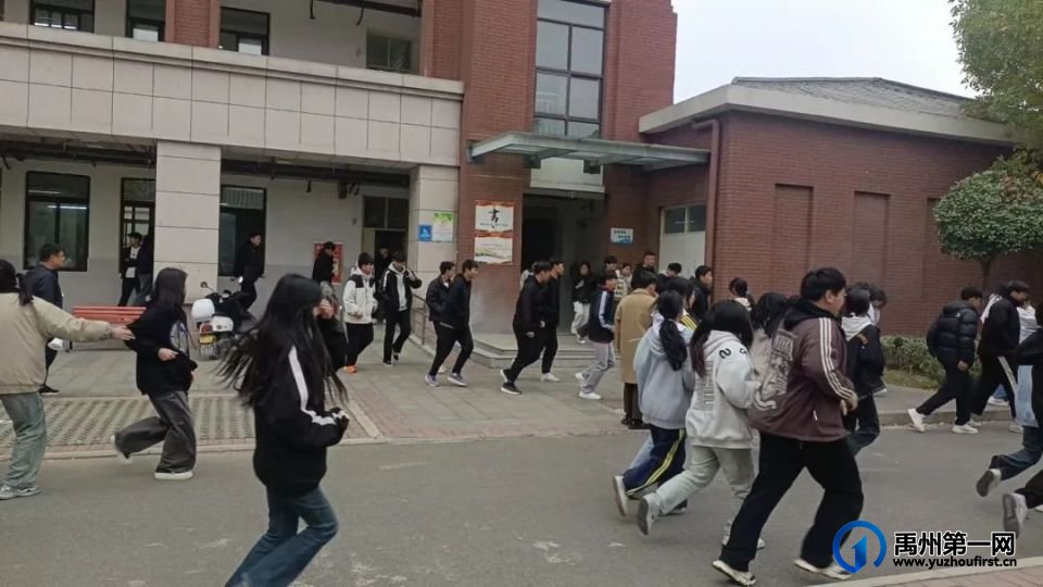 禹州中专|开展筑牢校园消防安全“防火墙”为主题的消防疏散演练活动。