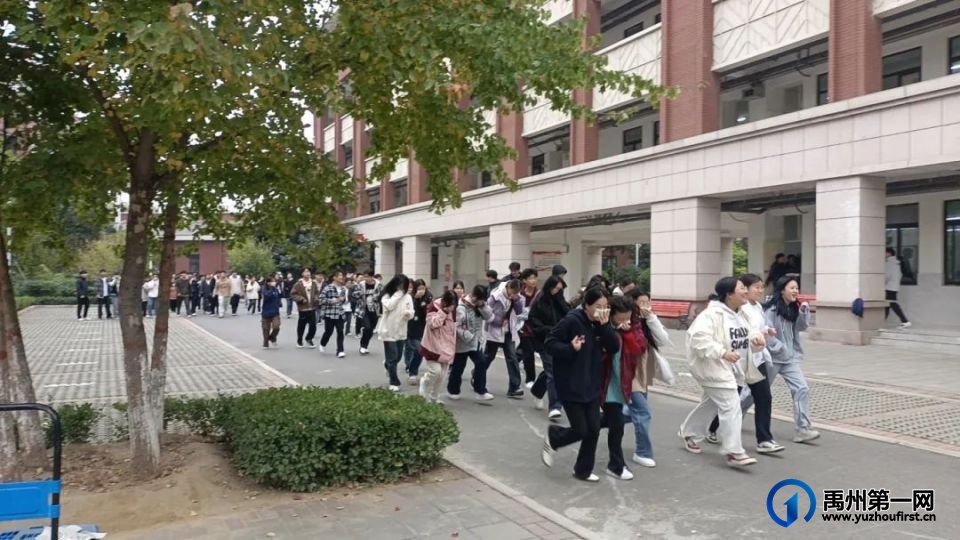 禹州中专|开展筑牢校园消防安全“防火墙”为主题的消防疏散演练活动。