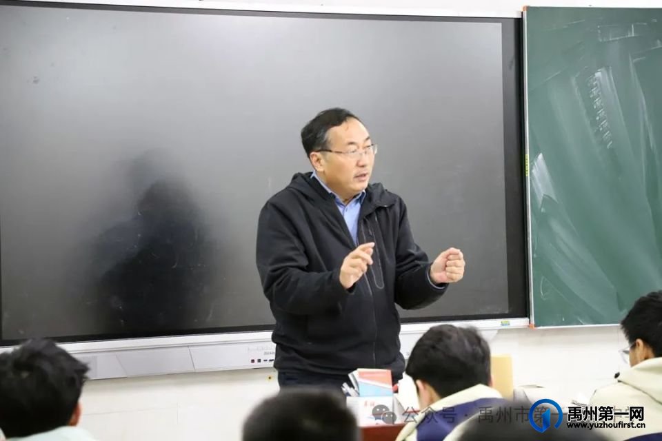 禹州一高 | 引领青年航向 助力赤子成长 —— 记一次特殊的校长班会课 禹州一高 | 引领青年航向 助力赤子成长 —— 记一次特殊的校长班会课