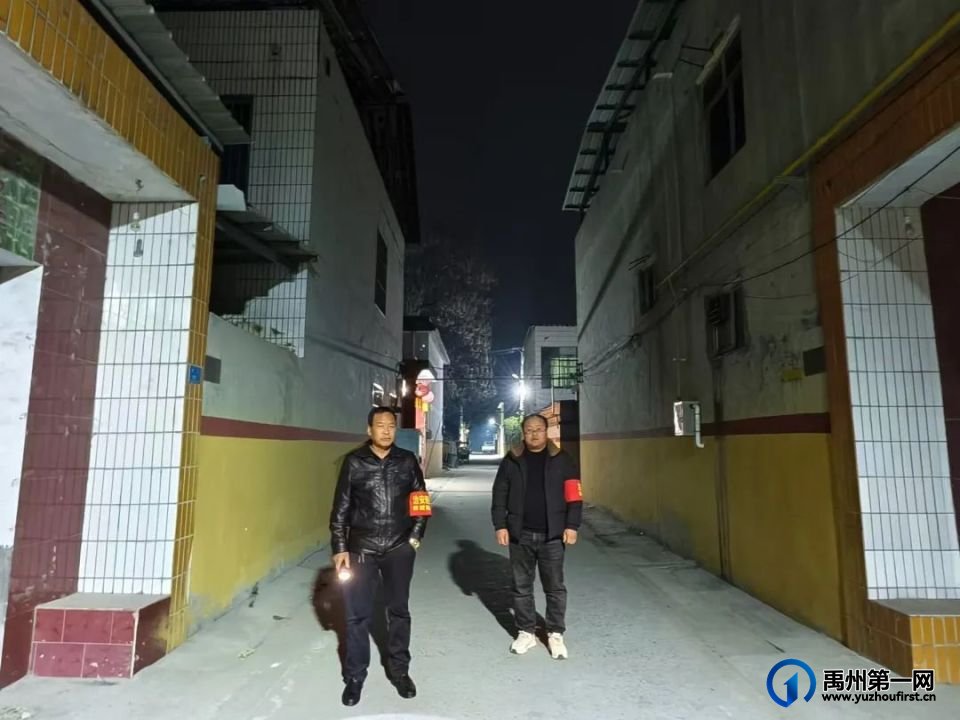 最近,一到晚上禹州城乡街头巷尾就会出现一批戴红袖箍的“巡夜人” 最近,一到晚上禹州城乡街头巷尾就会出现一批戴红袖箍的“巡夜人”