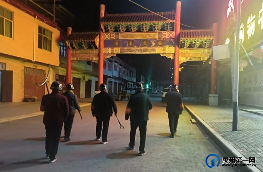 最近,一到晚上禹州城乡街头巷尾就会出现一批戴红袖箍的“巡夜人” 最近,一到晚上禹州城乡街头巷尾就会出现一批戴红袖箍的“巡夜人”