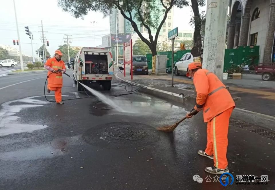禹州环卫:元旦假期坚守岗位 扮靓城市美化家园