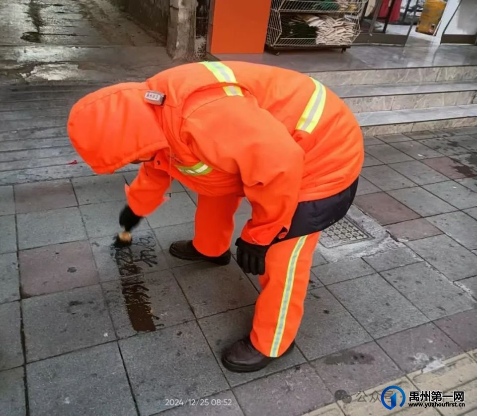 禹州环卫:元旦假期坚守岗位 扮靓城市美化家园