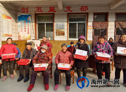 足下生“暖”！新贺庄村老人喜领“暖心鞋”