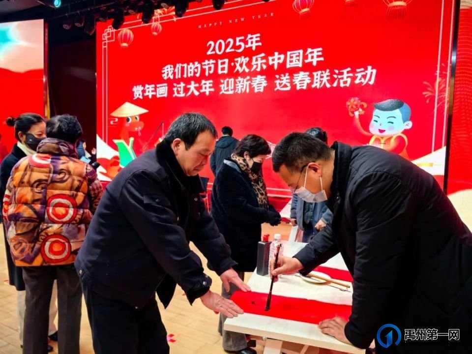 文化惠民送春联 翰墨飘香暖人心 文化惠民送春联 翰墨飘香暖人心